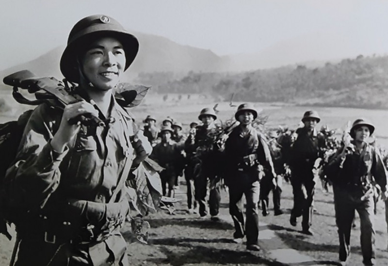 Cảm nhận của anh chị về hình ảnh người lính trong bài thơ Dáng đứng Việt Nam của Lê Anh Xuân (ảnh 2)