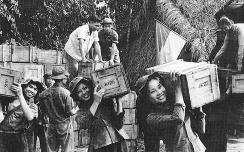 Hình ảnh "em gái tiền phương" trong bài thơ Lá đỏ và những nữ thanh niên xung phong trong truyện Những ngôi sao xa xôi gợi cho em suy nghĩ gì về tuổi trẻ Việt Nam trong những năm chiến tranh