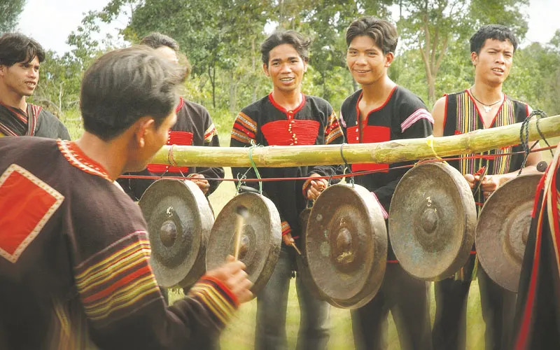 Viết báo cáo đề tài Không gian sinh hoạt của người Ê Đê được thể hiện trong đoạn trích Đăm Săn đi bắt nữ Thần Mặt Trời